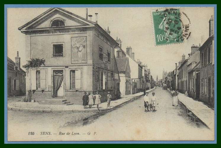 CPA SENS (89) Rue de Lyon voy 1924 