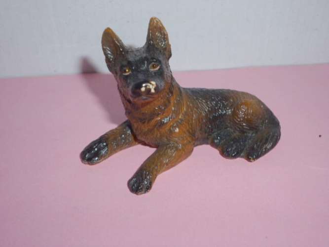 Figurine Chien couché marron