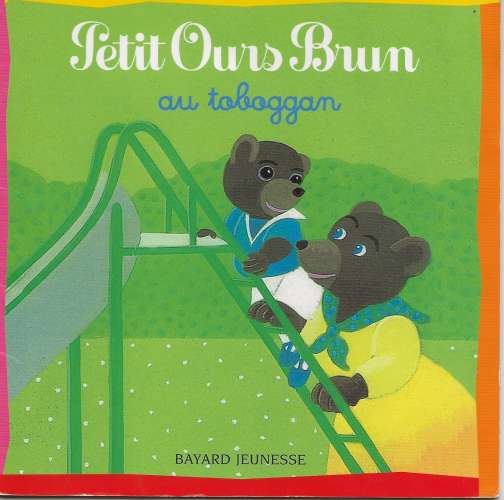 PETIT OURS BRUN AU TOBOGAN