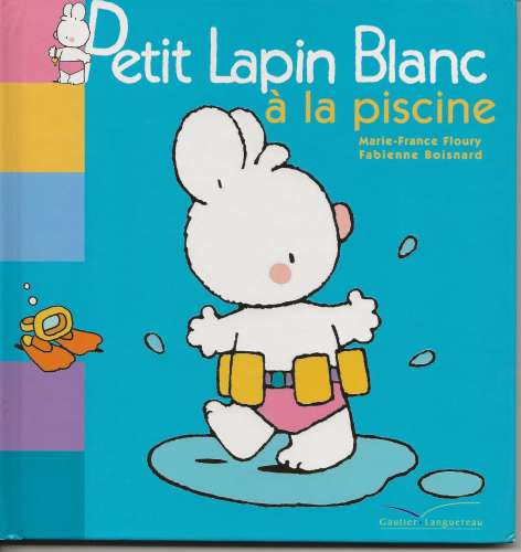 PETIT LAPIN BLANC A LA PISCINE