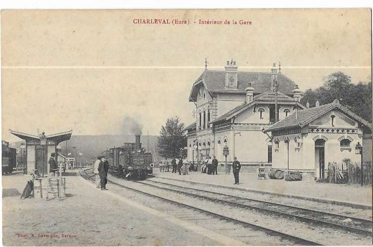 CHARLEVAL: intérieur de la Gare - phot Lavergne