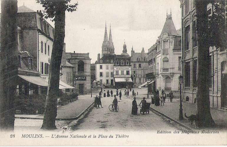 03 - Moulins -  l'avenue nationale et la place du théâtre