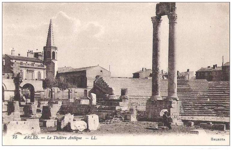 13 - ARLES - LE THEATRE ANTIQUE