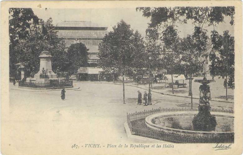 CPA - ALLIER - VICHY, Place de la République et les Halles