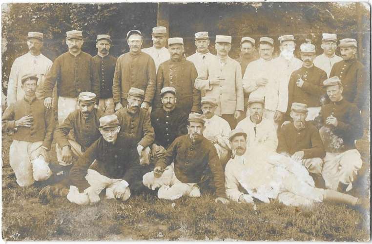 CARTE-PHOTO: Groupe de Militaires (n° 71 sur un képi)