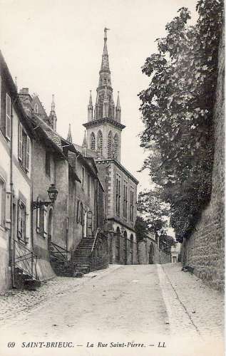 22 - SAINT BRIEUC - La rue Saint Pierre 