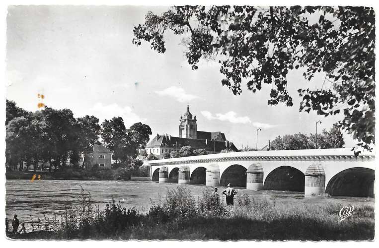 39 - Dole - Le pont sur le Doubs et la Basilique