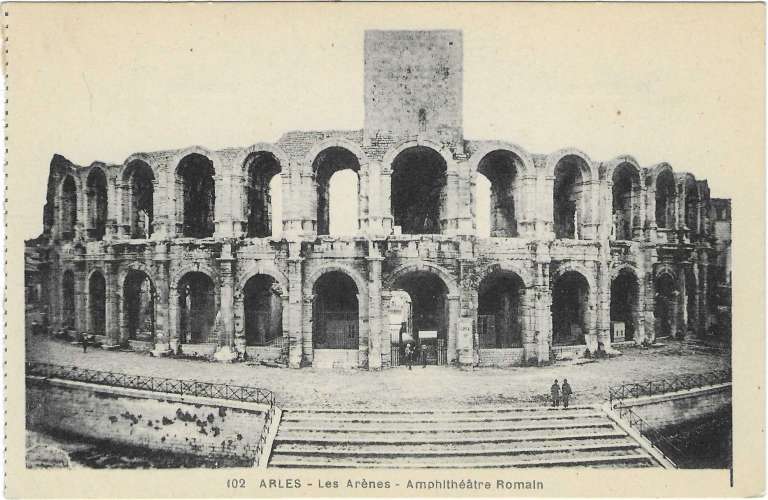 CPA - B.du RHONE - ARLES : Les Arènes - Amphithéatre Romain (102)