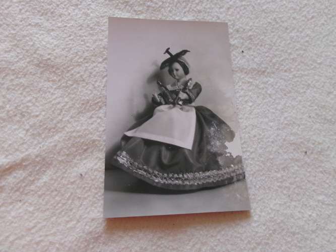 BELLE CARTE FOLKLORIQUE ..BELLE POUPEE 