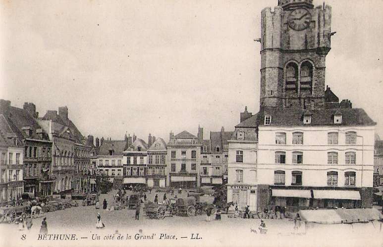 62 - Béthune - un coté de la grand' place