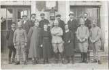 miniature CARTE-PHOTO VARENNES sur ALLIER: groupe devant la gare